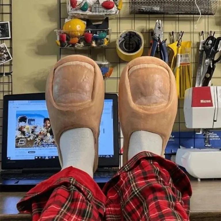 Funny Winter Slippers – Warm Thumb Style